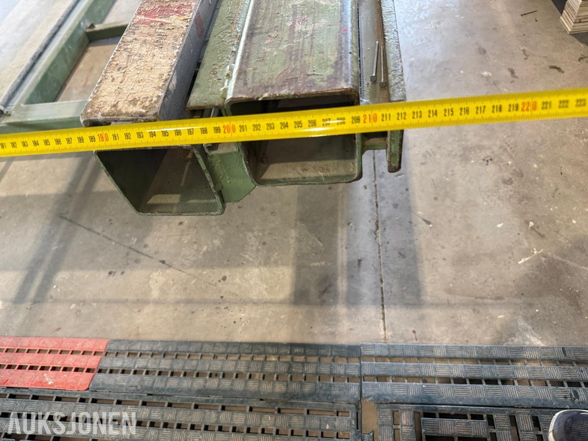 Hydraulisk butterfly-/vendeanlegg for veggelementer